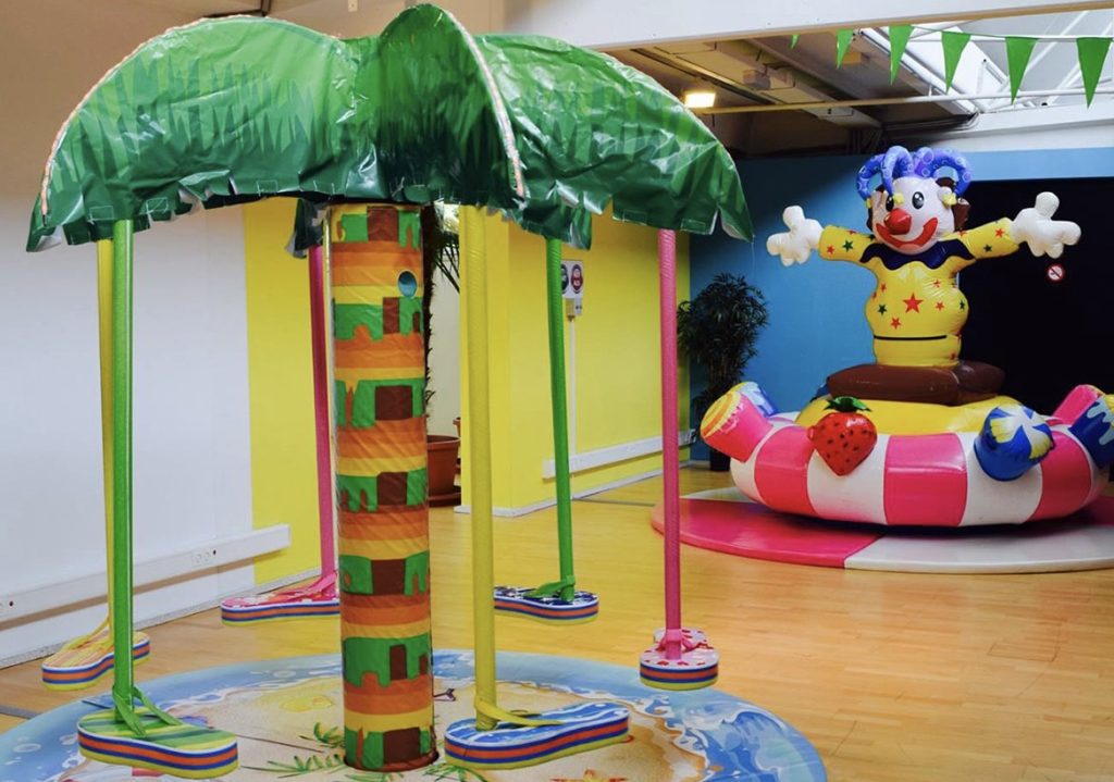 Indoor playground Düsseldorf with slides, climbing walls, and space for energetic play