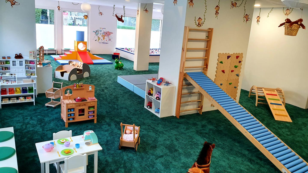 Indoor playground Düsseldorf for preschoolers featuring slides, ride-ons, and ball pits

