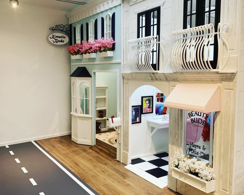 Indoor playground Düsseldorf café with play corners and parent seating area

