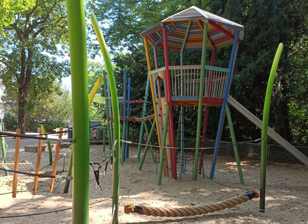 Spielplatz Floragarten – Playground inside a tranquil park