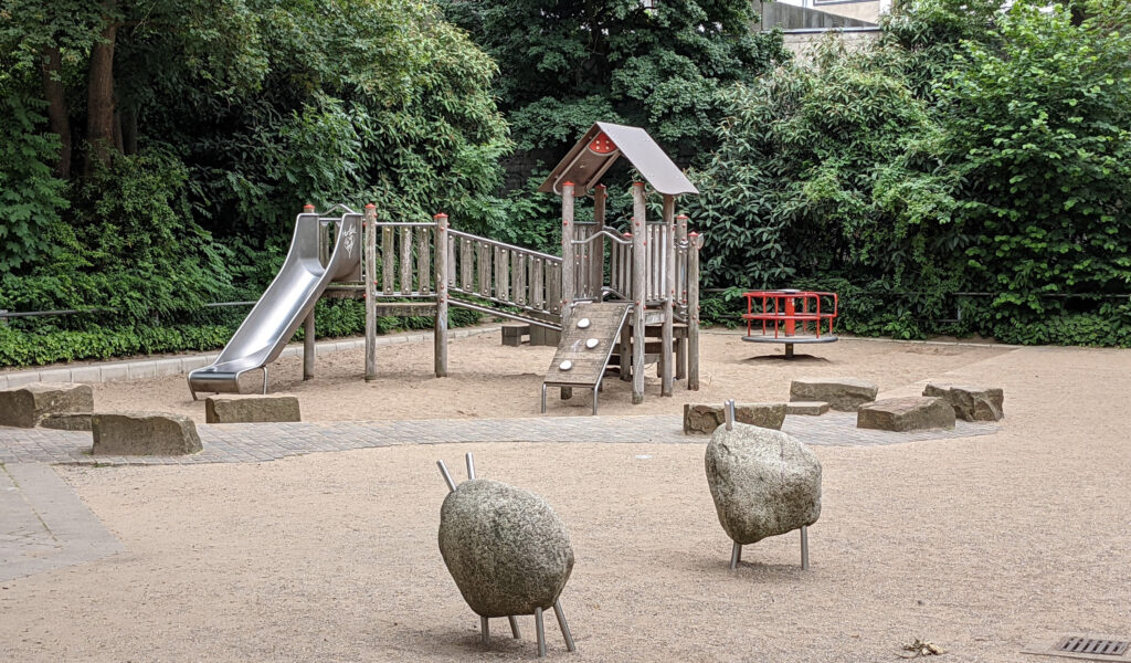 Spielplatz Im Dahlacker – Nature-filled play spot in Bilk

