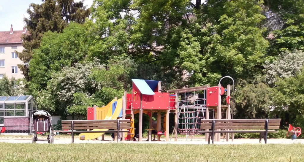 Spielplatz Martinstraße – Simple fun near residential blocks

