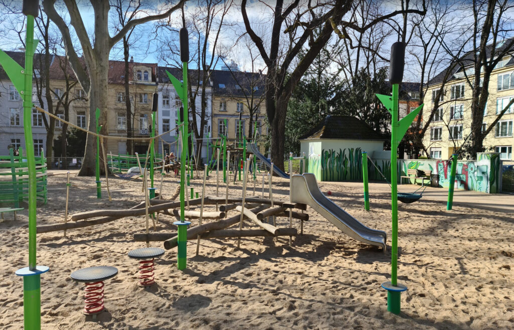 Spielplatz Schwanenmarkt – Between shops and history