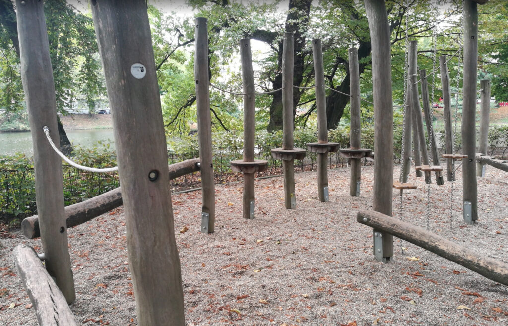 Spee’scher Graben – Wooden balancing and climbing elements at a forest-themed outdoor playground in Düsseldorf