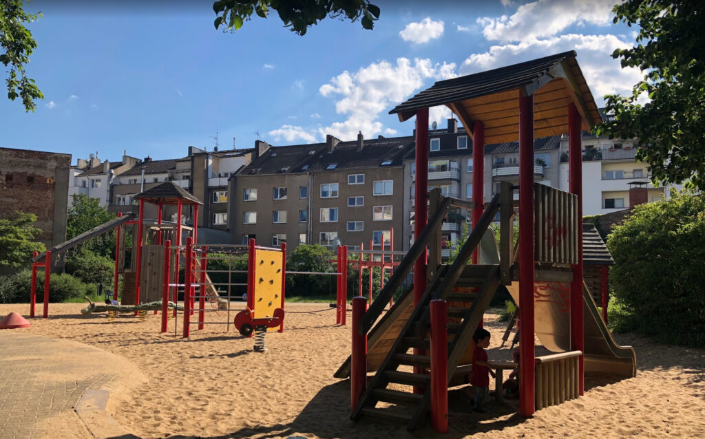 Spielplatz Kölner Straße – Accessible playground with shade