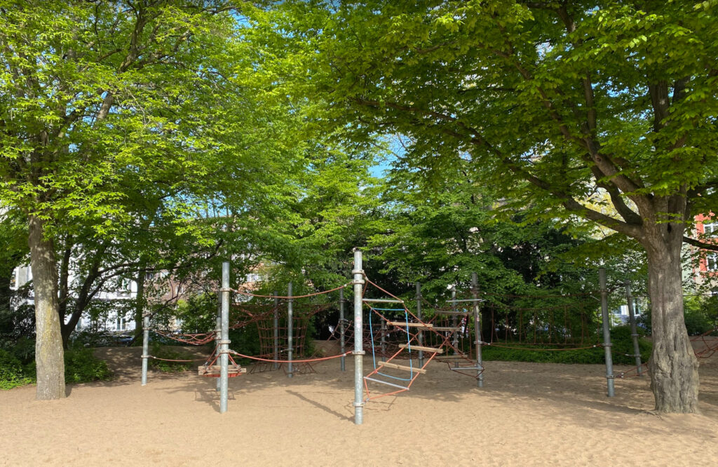 Spielplatz Kolpingplatz – Community park with outside playground in Düsseldorf 