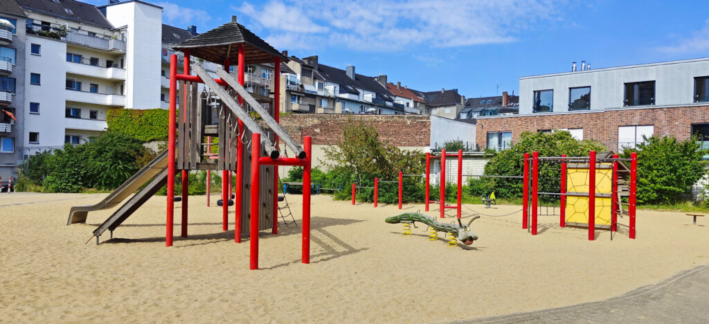 Spielplatz Oederallee – Tree-covered area for outdoor play