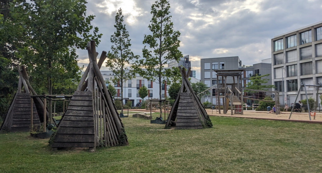 Spielplatz Grafental – Nature-inspired wooden structures and climbing frames at a modern outdoor playground in Düsseldorf