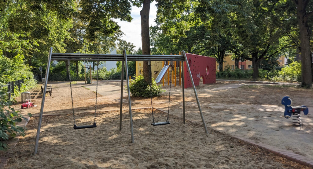 Spielplatz Edisonplatz – Classic slides and climbing frames