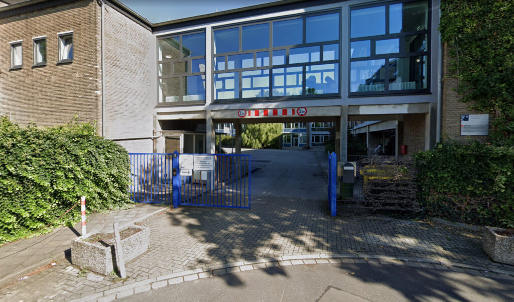 Entrance of Maria Montessori Gesamtschule Düsseldorf with modern architecture
