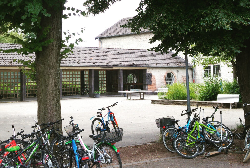 Bicycle-friendly schoolyard promoting independence and outdoor learning at a Düsseldorf Montessori institution
