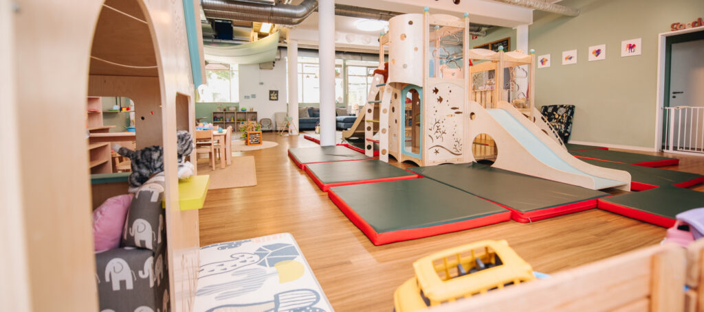Indoor activities in Düsseldorf for kids — modern indoor playground with climbing tower, slide, and toddler play zones