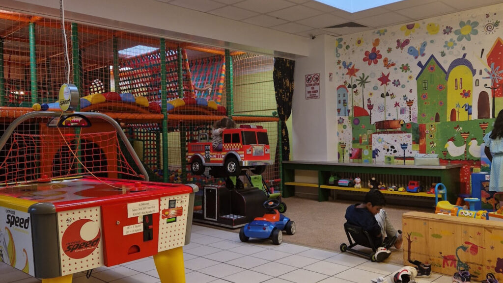 Indoor activities in Düsseldorf for kids — colorful play center with climbing nets, arcade games, and ride-on toys