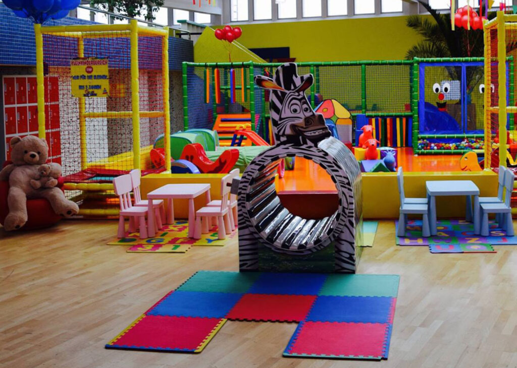 Indoor activities in Düsseldorf for kids — colorful soft play area with tunnels, slides, ball pits, and child-sized furniture
