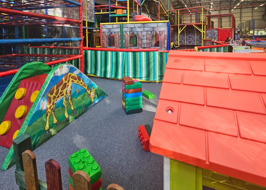 Large indoor adventure park in Düsseldorf with climbing structures, soft play zones, and building blocks