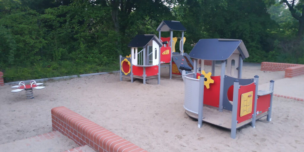 Spielplatz Kreuzbergstraße – Quiet play spot in green surroundings


