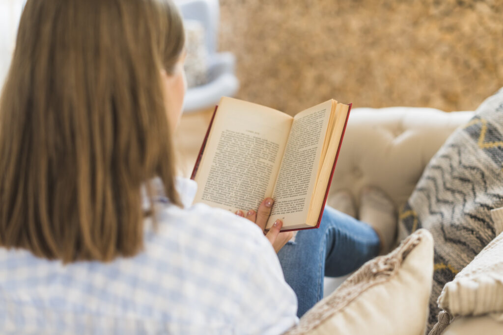 Frau liest eines der besten Montessori-Bücher für Eltern zu Hause