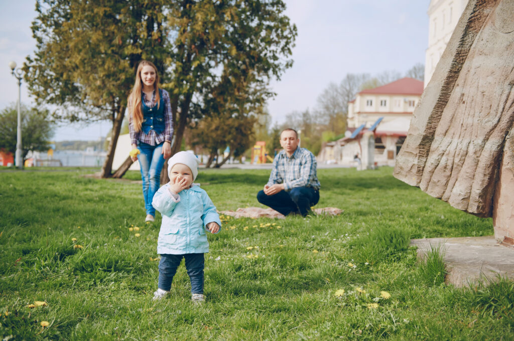 Family with young child enjoying a green park in Düsseldorf – family-friendly Düsseldorf neighborhoods with playgrounds and outdoor spaces

