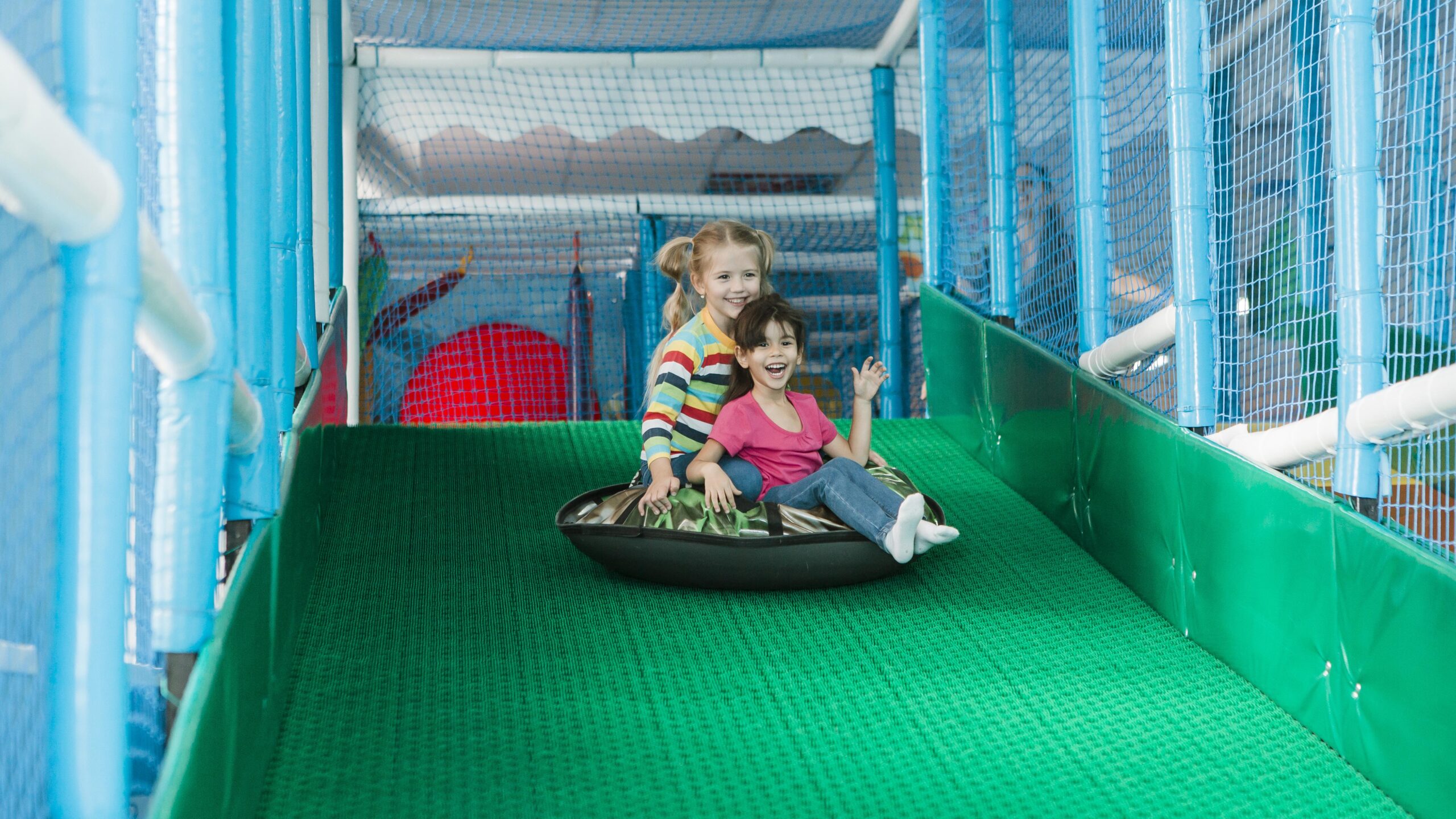 children experiencing the best indoor activities for children in NRW on a slide in an indoor park