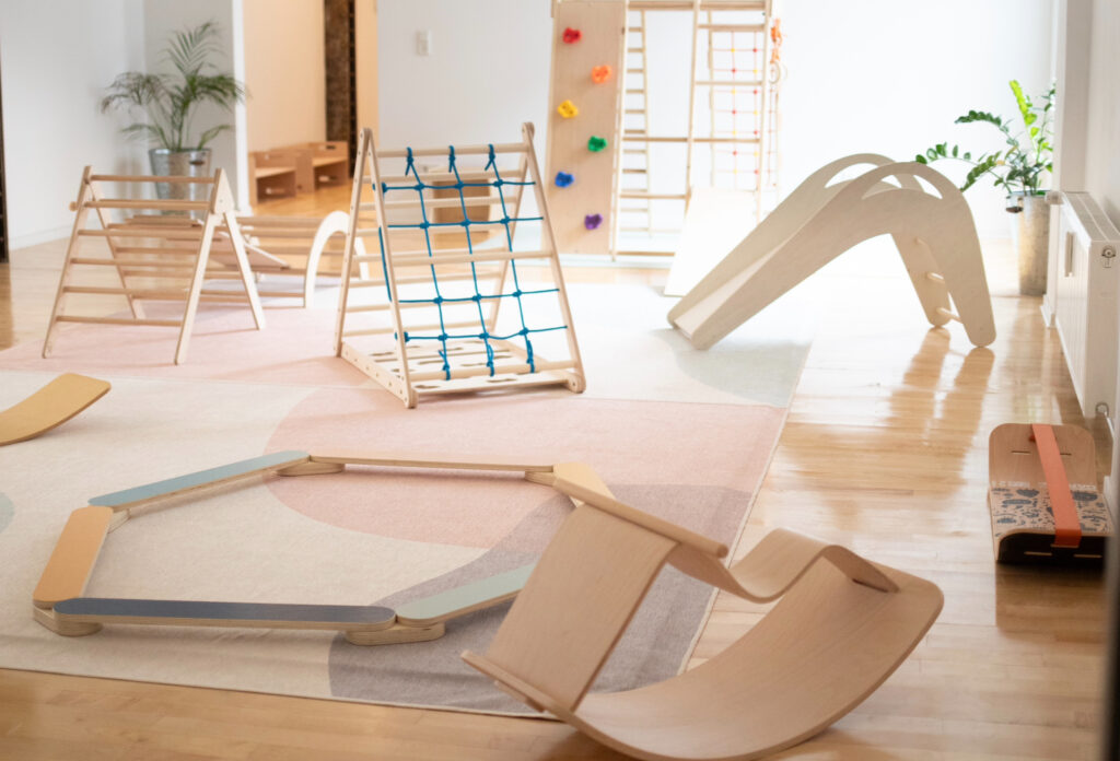 Montessori-inspired playroom with climbing toys used as Kindergarten Düsseldorf alternatives