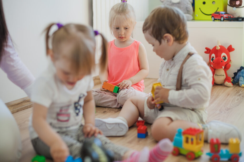 Children playing with educational toys in a n alternative Kindergarten Düsseldorf setting as an alternative childcare option