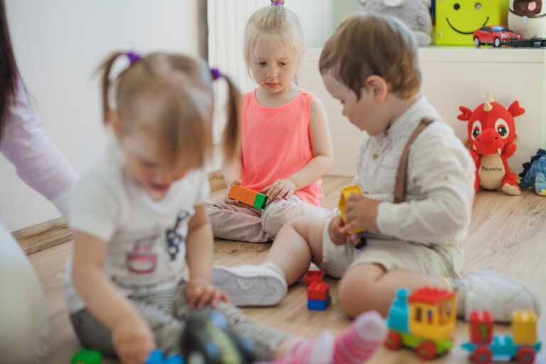 Children playing with educational toys in a n alternative Kindergarten Düsseldorf setting as an alternative childcare option