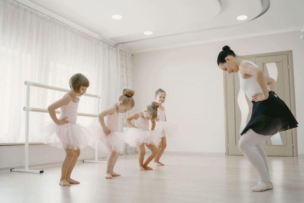 ballet lesson with kids and a teacher during dance lessons for kids in Düsseldorf