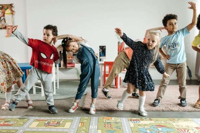 children dancing a class in one of dance lessons for kids in Düsseldorf