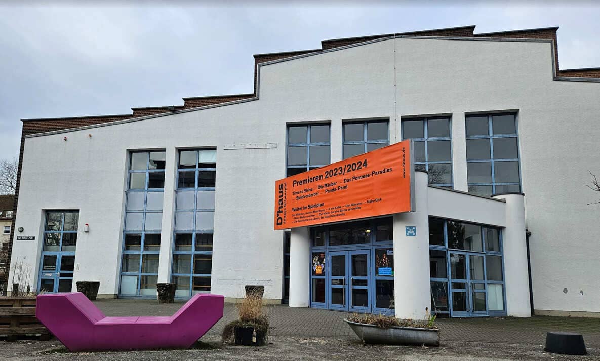Entrance to the Junges Schauspielhaus — Modern theater for children and teens