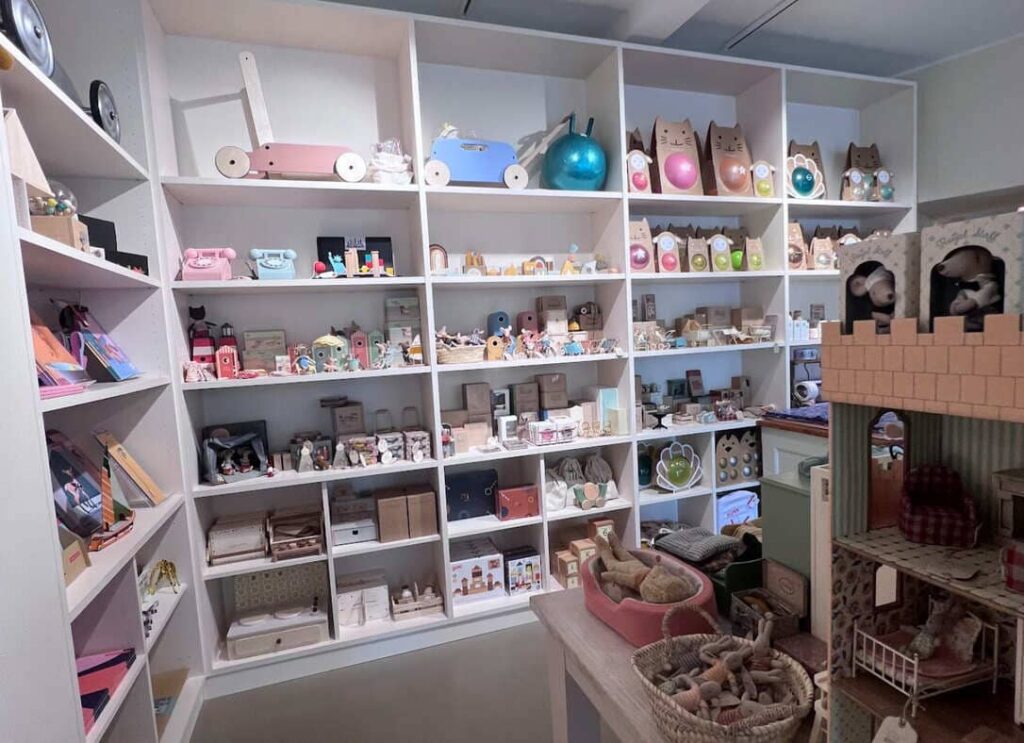 shelves of Kinder & Konsorten with sustainable children’s fashion and accessories