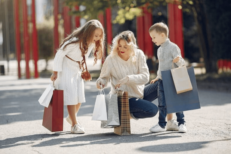 A mother and her two children shopping together outdoors — family-friendly shops and kids’ boutiques in Düsseldorf.